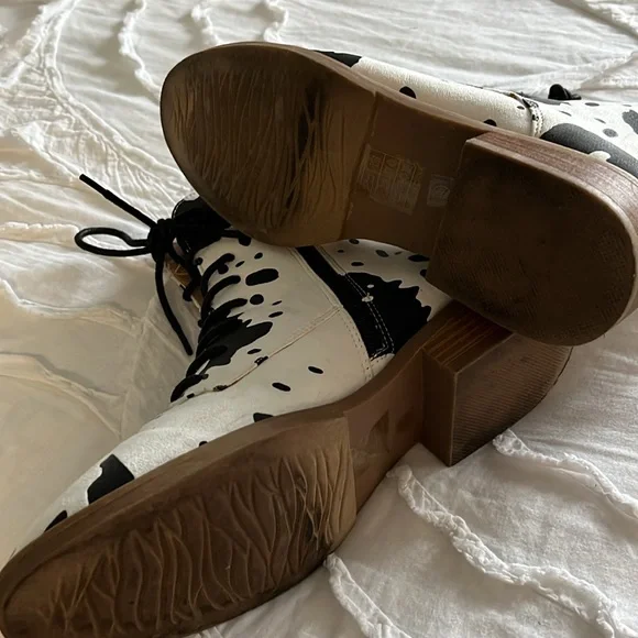 Lace up “Cow” Boots Sz 8 - Picture 3 of 4